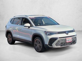 Used 2025 Volkswagen Taos SE w/ Panoramic Sunroof Package video 3