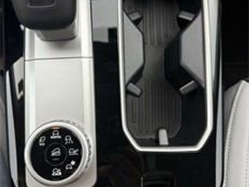 New 2025 Mitsubishi Outlander SE image 25