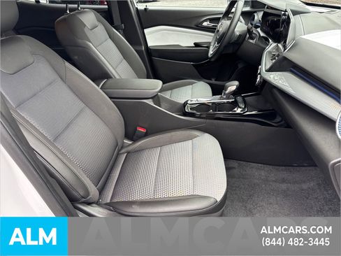 Used 2025 Chevrolet Trax LT w/ LT Convenience Package image 16