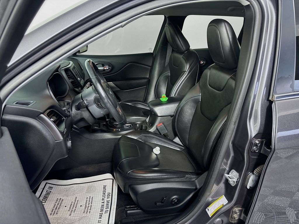 Used 2019 Jeep Cherokee Latitude Plus FWD image 11