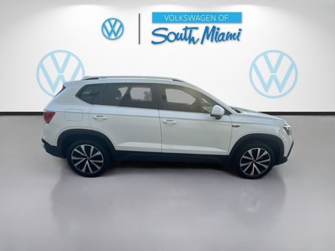 Certified 2022 Volkswagen Taos SE FWD image 8