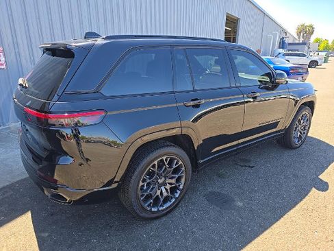 Used 2023 Jeep Grand Cherokee Summit AWD/4WD image 8