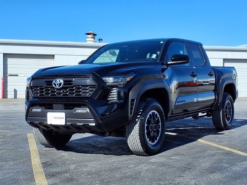 Used 2025 Toyota Tacoma TRD Off-Road image 2
