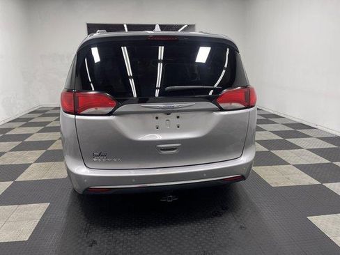 Used 2018 Chrysler Pacifica Touring-L FWD image 3