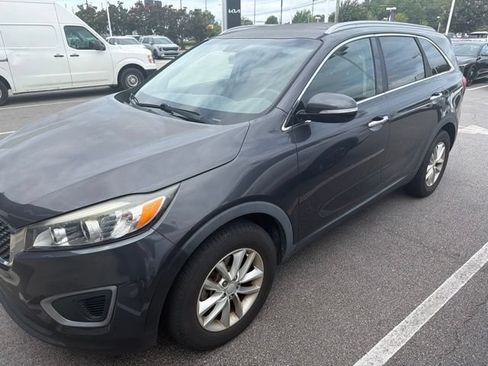Used 2016 Kia Sorento FWD image 2