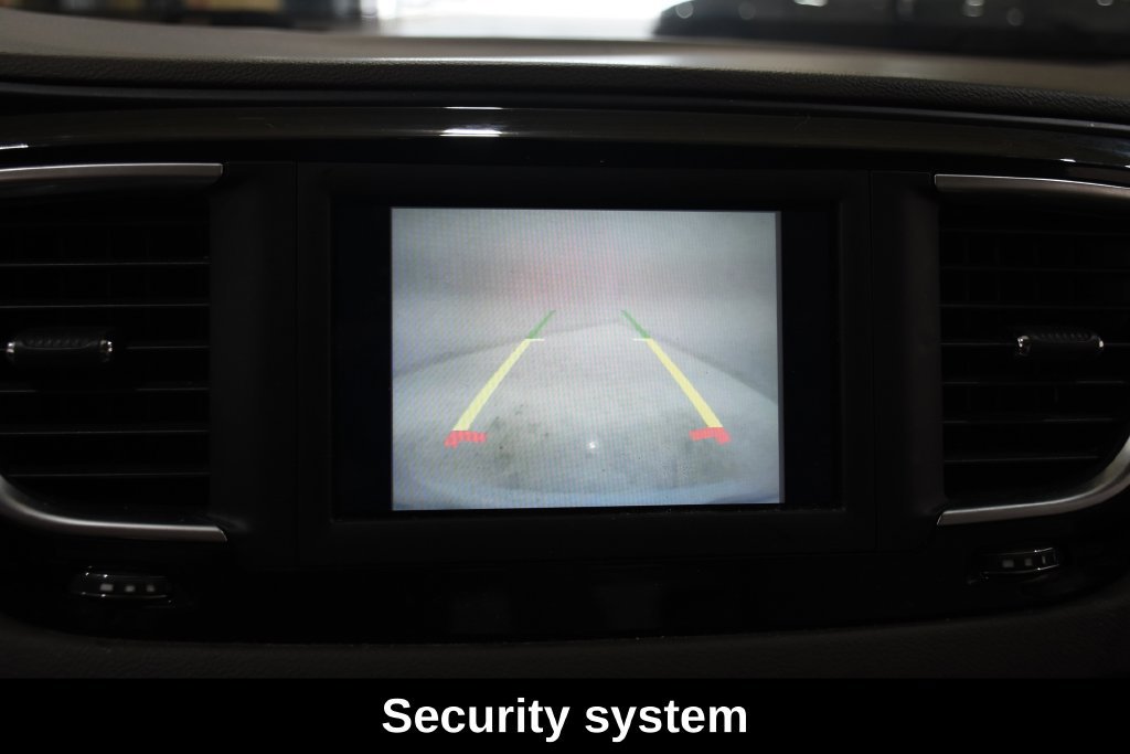 Used 2020 Chrysler Pacifica Touring-L FWD image 19