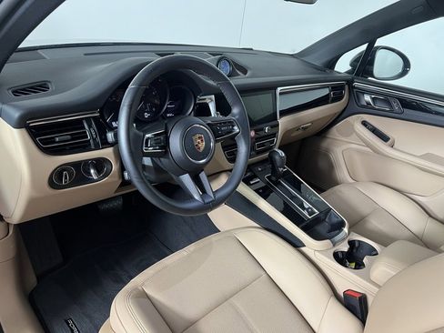 Certified 2025 Porsche Macan image 4