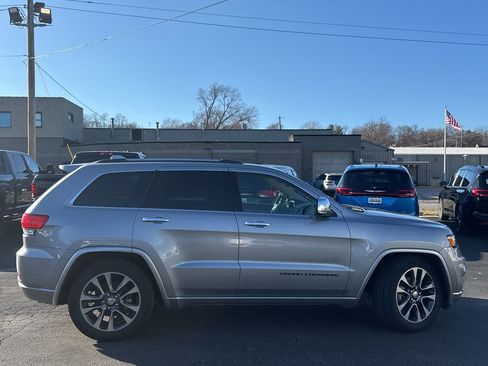 Used 2017 Jeep Grand Cherokee Overland w/ Jeep Active Safety Group image 7