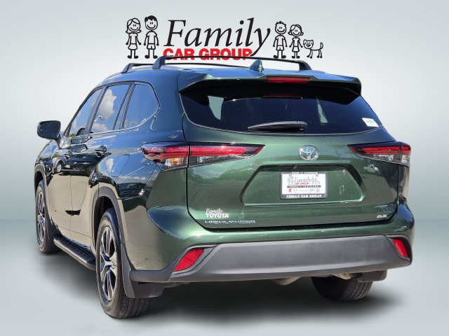 Used 2025 Toyota Highlander XLE FWD image 3