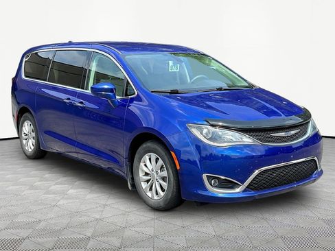 Used 2019 Chrysler Pacifica Touring Plus FWD image 3