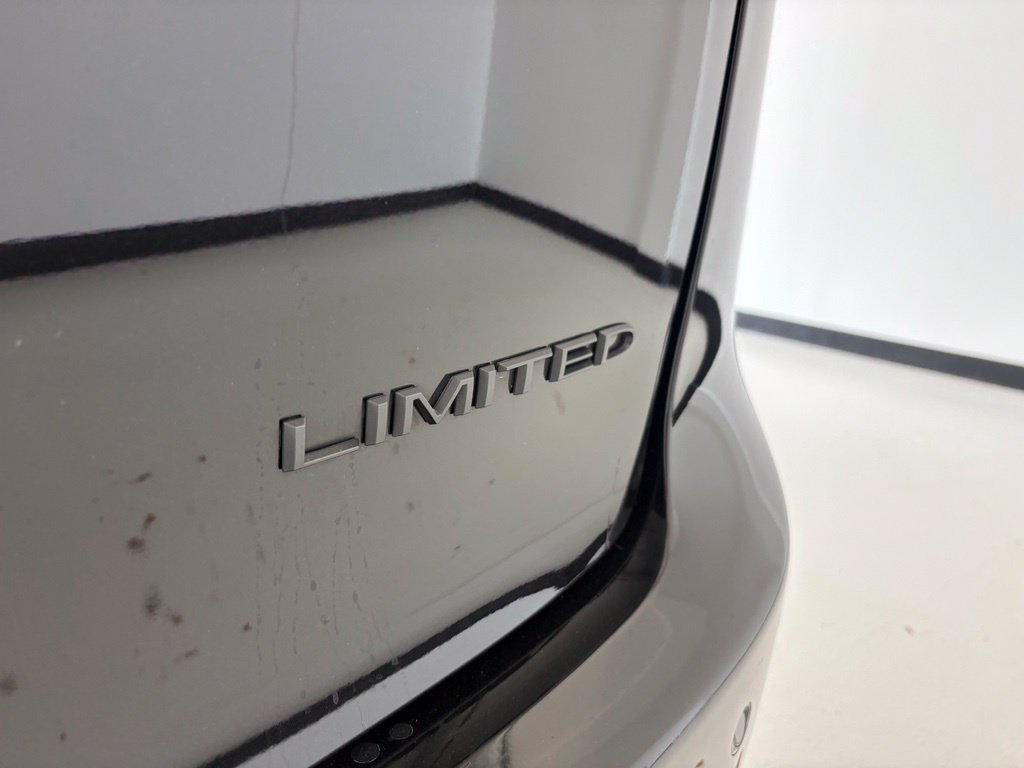 Used 2025 Chrysler Pacifica Limited FWD image 28