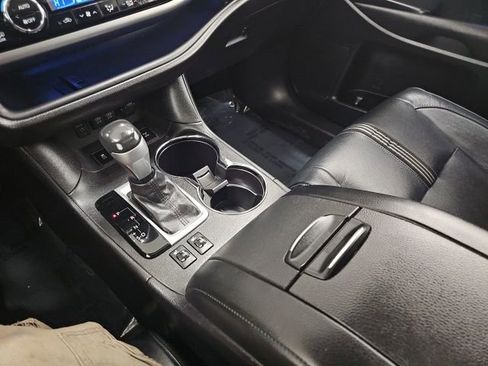 Used 2017 Toyota Highlander SE image 22