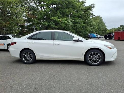 Used 2017 Toyota Camry SE w/ Moonroof Package FWD image 4