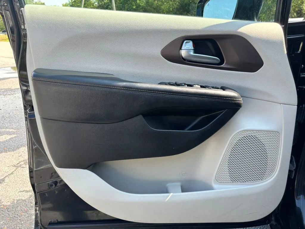 Used 2019 Chrysler Pacifica Touring-L FWD image 12