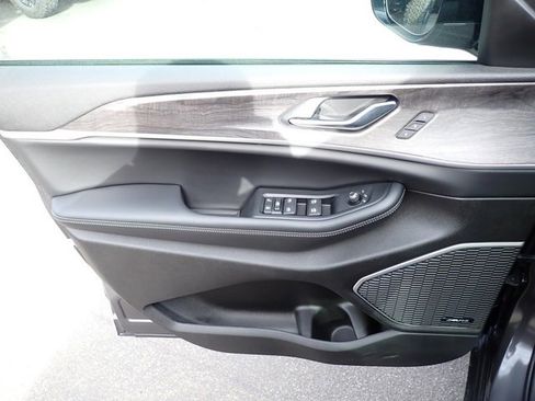 Certified 2025 Jeep Grand Cherokee Limited w/ Trailer Tow Package image 17