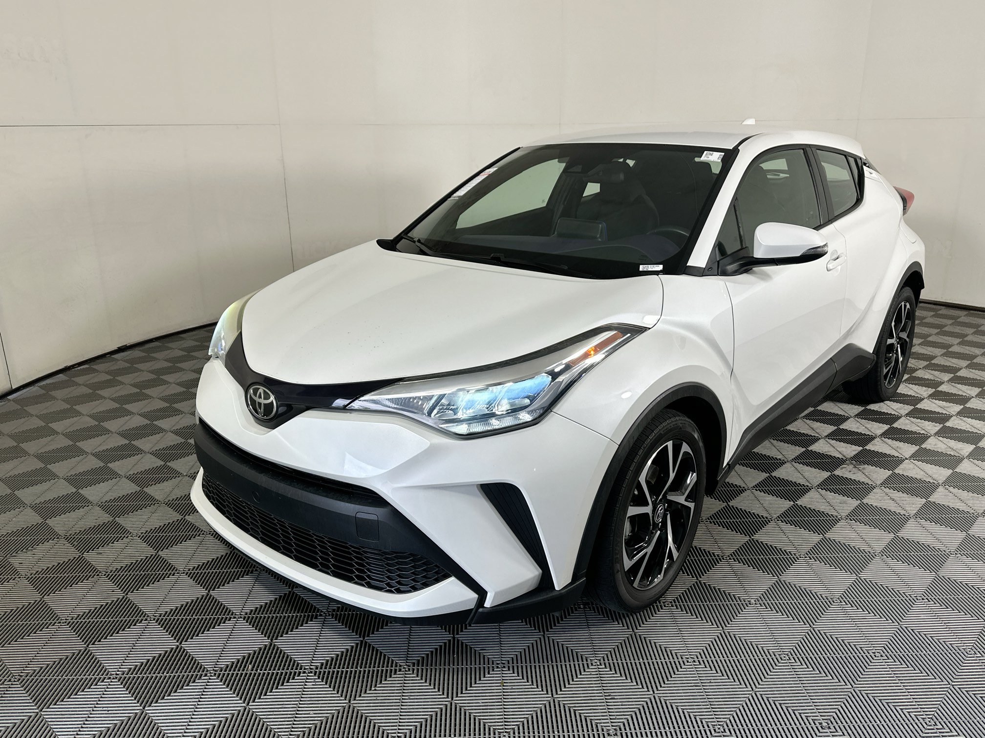 Used 2022 Toyota C-HR XLE FWD image 7