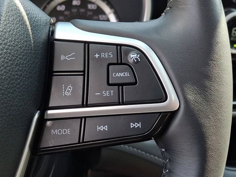 Used 2025 Toyota Highlander XLE AWD/4WD image 23