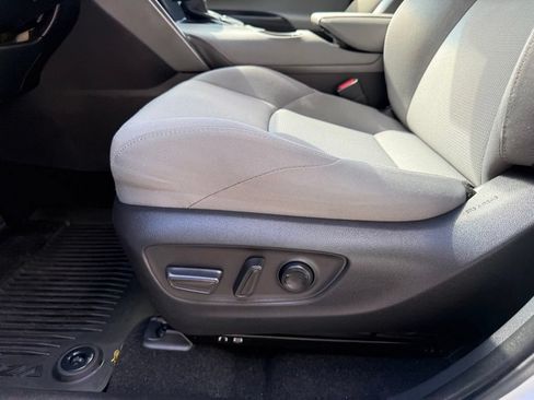 Used 2021 Toyota Venza LE AWD/4WD image 16