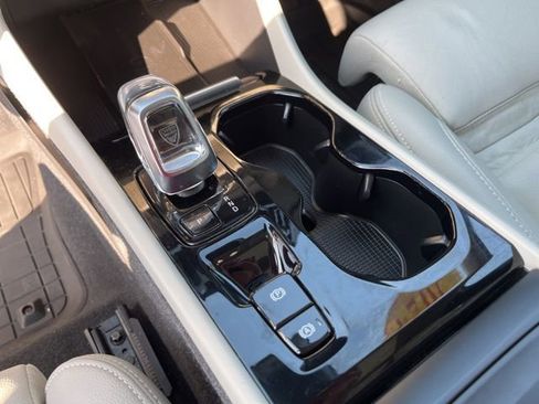 Used 2024 Volvo XC40 B5 Plus w/ Protection Package Premier image 24