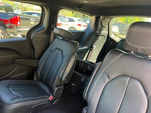 Used 2020 Chrysler Pacifica Touring-L Plus w/ S Appearance Package FWD image 26