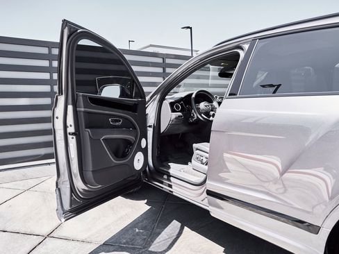 Used 2024 Bentley Bentayga AWD/4WD image 28