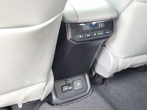 Used 2024 Toyota Highlander Limited FWD image 11