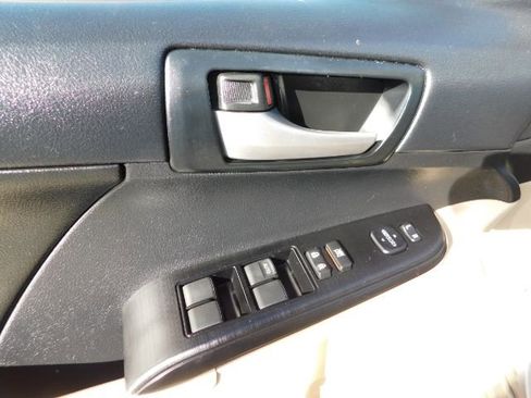 Used 2013 Toyota Camry L image 12