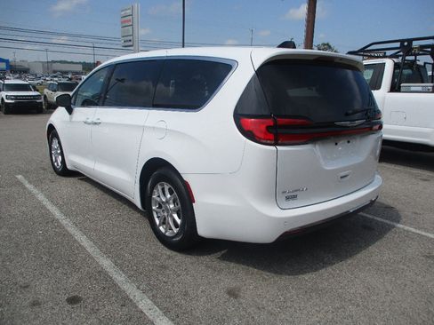Used 2023 Chrysler Pacifica Touring-L FWD image 18