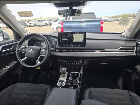 Used 2025 Mitsubishi Outlander AWD image 13