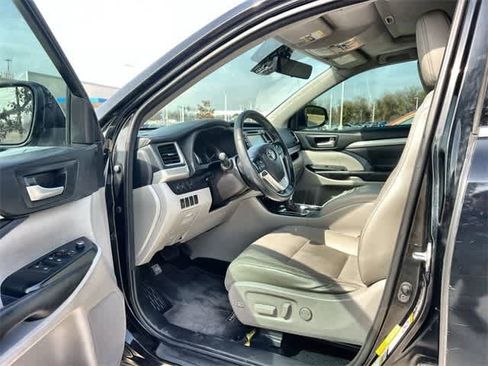 Used 2017 Toyota Highlander XLE image 3