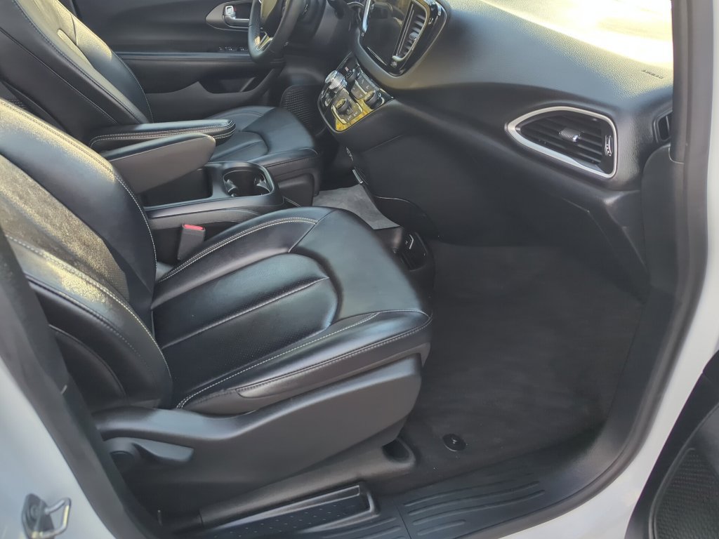 Used 2025 Chrysler Pacifica Select FWD image 51
