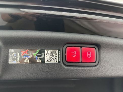 Used 2025 Mercedes-Benz C 300 Sedan image 25