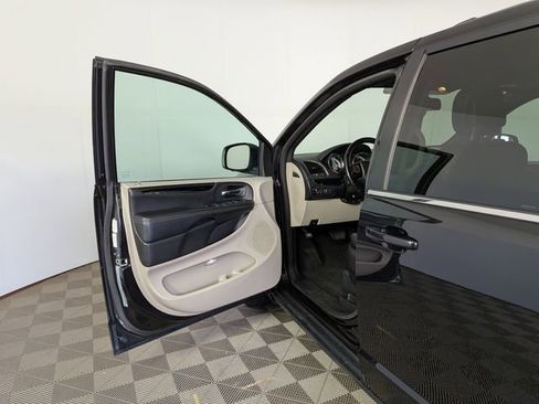 Used 2020 Dodge Grand Caravan SXT image 9