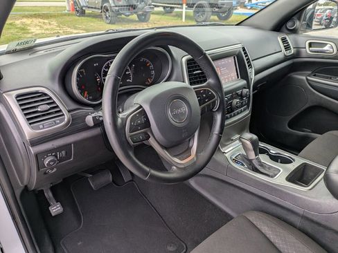 Used 2020 Jeep Grand Cherokee Laredo image 13