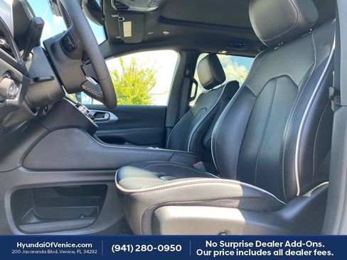 Used 2026 Chrysler Pacifica Limited FWD image 2