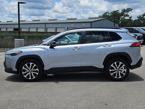 Used 2025 Toyota Corolla Cross XLE FWD image 2