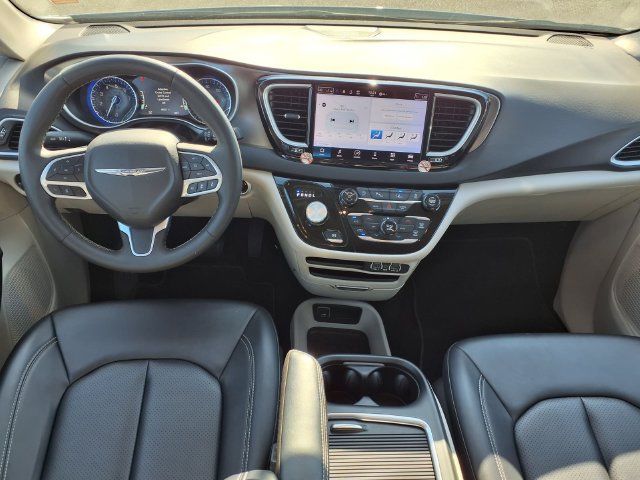 Used 2024 Chrysler Pacifica Touring-L FWD image 11