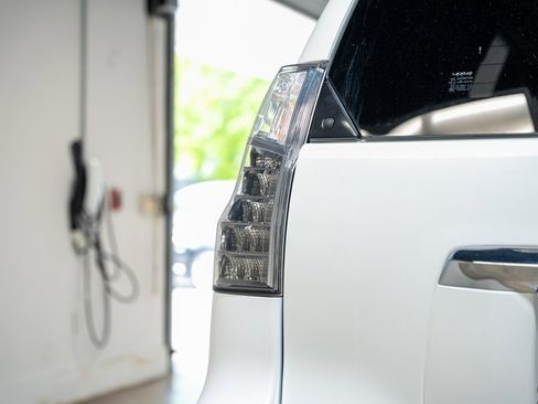 Used 2017 Lexus GX 460 Premium w/ Premium Package image 13