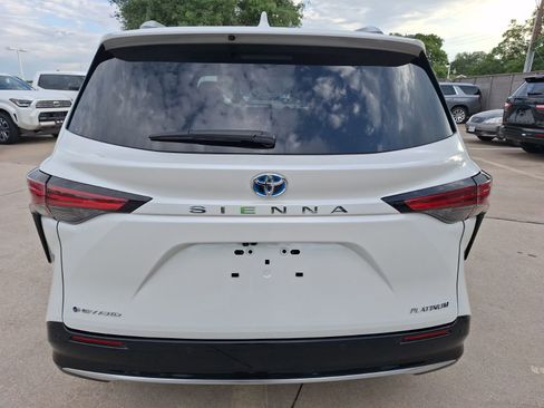 Used 2025 Toyota Sienna Platinum AWD/4WD image 5