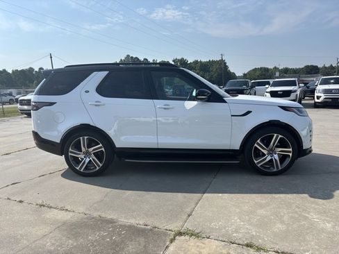 Used 2023 Land Rover Discovery Metropolitan Edition image 4