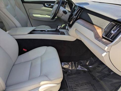 Used 2021 Volvo XC60 T5 Momentum w/ Premium Package FWD image 20