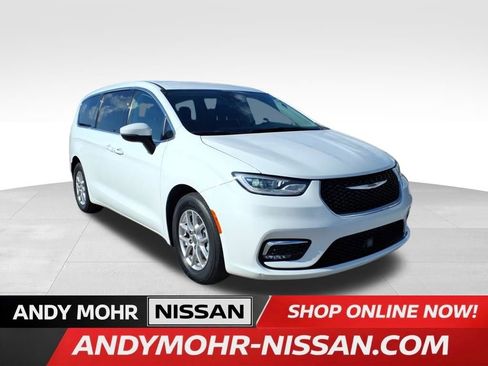 Used 2023 Chrysler Pacifica Touring-L image 2