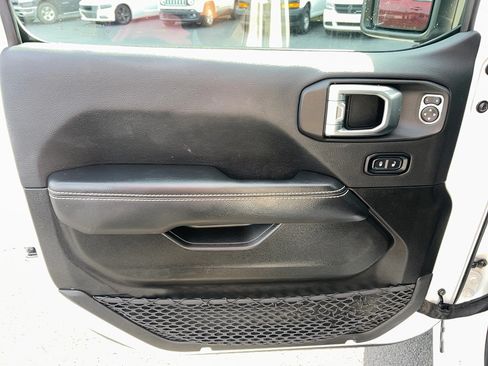 Used 2023 Jeep Gladiator Overland AWD/4WD image 13