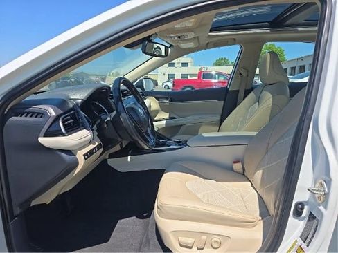 Used 2019 Toyota Camry XLE w/ Navigation Package FWD image 5