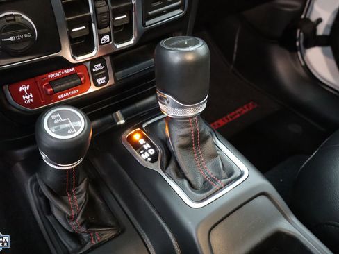 Used 2022 Jeep Gladiator Rubicon w/ Cold Weather Group image 18