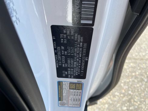 Used 2026 Kia Carnival FWD image 32