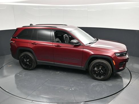 Used 2025 Jeep Grand Cherokee Altitude AWD/4WD image 44