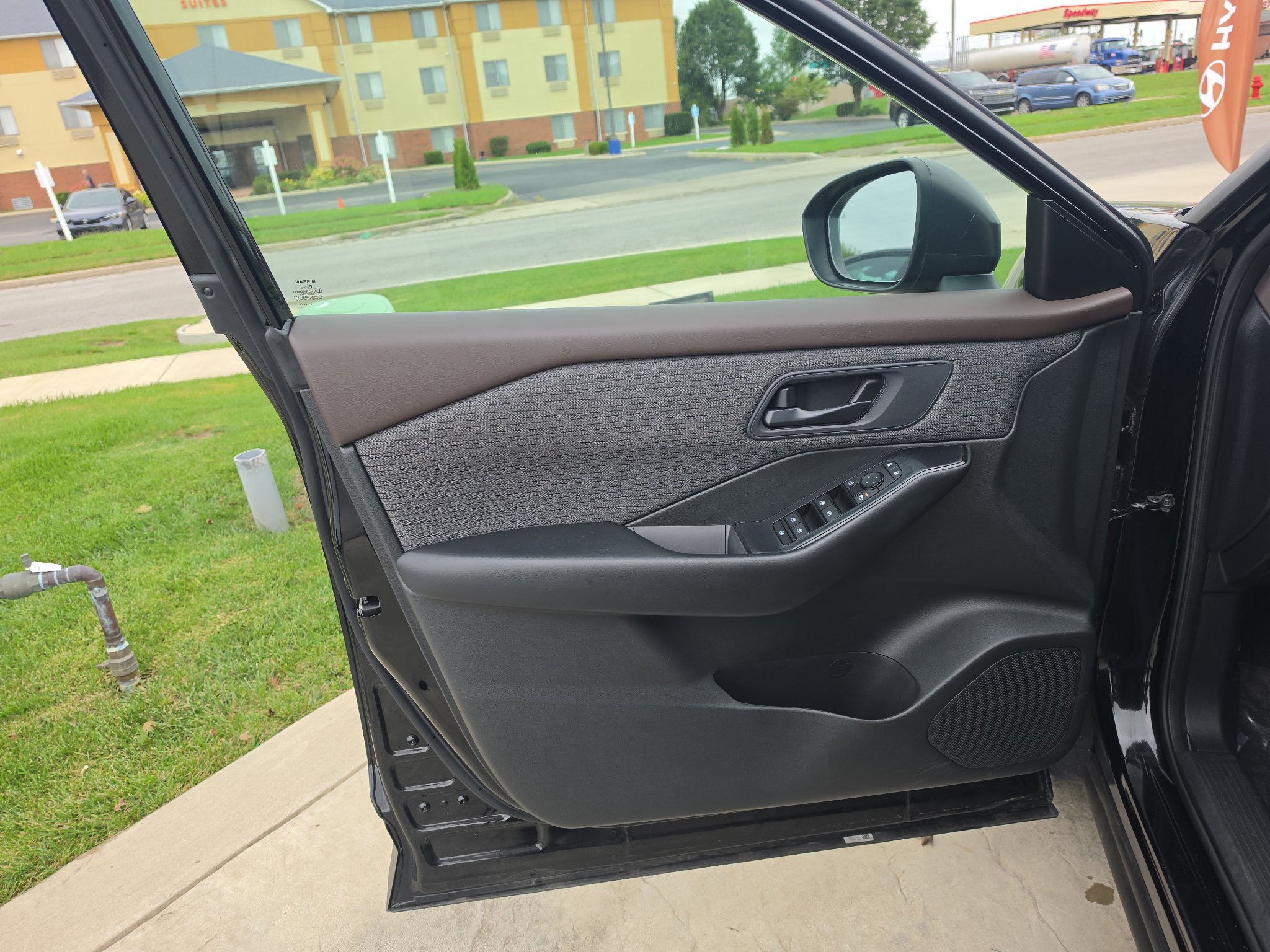 Used 2023 Nissan Rogue S FWD image 19