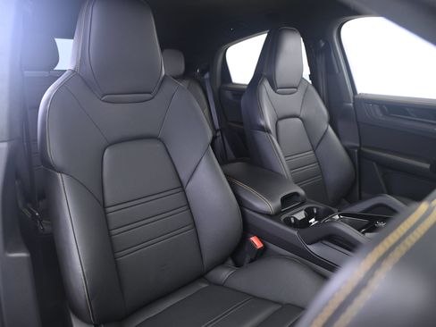 Certified 2024 Porsche Cayenne Turbo GT AWD/4WD image 24