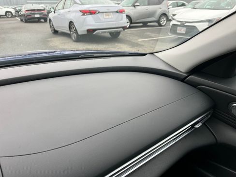 Used 2025 Hyundai Elantra SEL image 36